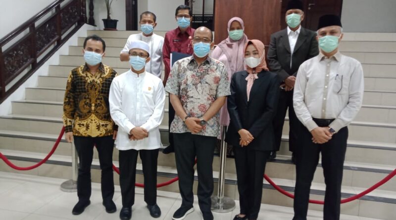 Foto Ketua KPU Sumbar didampingi Izwaryani dan Gberil Daulay, serta Sekretaris Firman, Kabag hukum, Hupmas dan Tehnis Aan Wuryanto dan Kasubag tehnis dan Hupmas Jumiati, diterima langsung ketua DPRD Sumbar Supardi, wakil ketua Irsyad Syafar, sekwan Raflis dan Plt Kabag hukum dan persidangan Lazwardi