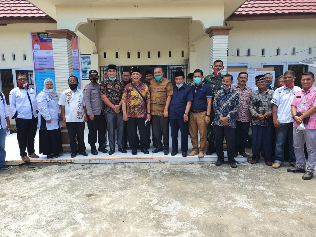 Foto bersama komisi 1 DPRD Sumbar dan Dinas PMD Sumbar dengan jajaran Wali Nagari Pasar Baru dihadiri Sekcam Bayang, Kapolsek Bayang dan Danramil Bayang serta tokoh masyarakat
