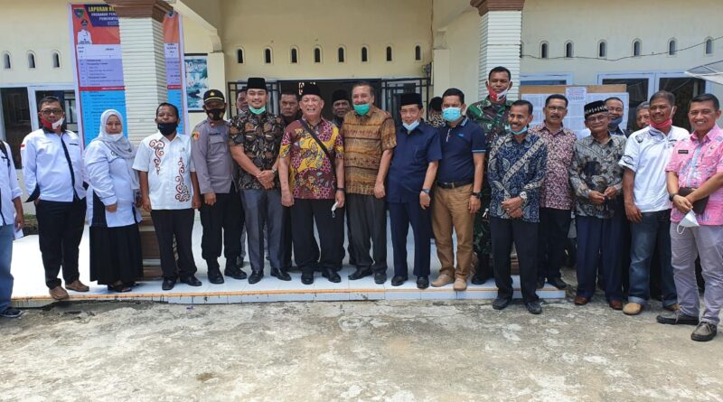 Foto bersama komisi 1 DPRD Sumbar dan Dinas PMD Sumbar dengan jajaran Wali Nagari Pasar Baru dihadiri Sekcam Bayang, Kapolsek Bayang dan Danramil Bayang serta tokoh masyarakat