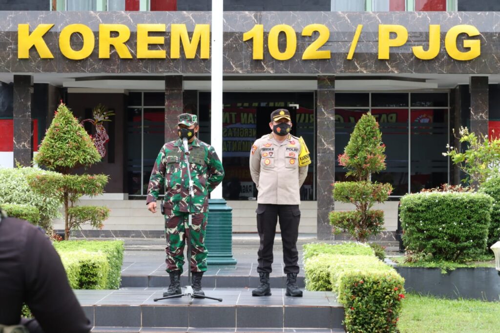 Foto Kapolda Kalteng Irjen Pol. Dedi Prasetyo, melalui Karoops Kombes Pol. Andreas Wayan Wisaksono, S.I.K. dan didampingi Danrem 102 Panju Panjung Brigjen TNI Purwo Sudaryanto yang diwakili Kasrem 102 Panju Panjung Kolonel Czi Wakhyono.