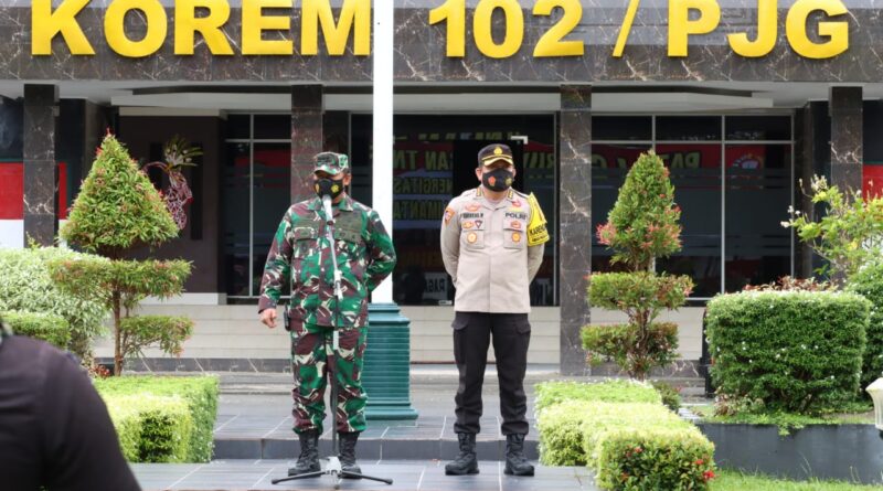 Foto Kapolda Kalteng Irjen Pol. Dedi Prasetyo, melalui Karoops Kombes Pol. Andreas Wayan Wisaksono, S.I.K. dan didampingi Danrem 102 Panju Panjung Brigjen TNI Purwo Sudaryanto yang diwakili Kasrem 102 Panju Panjung Kolonel Czi Wakhyono.