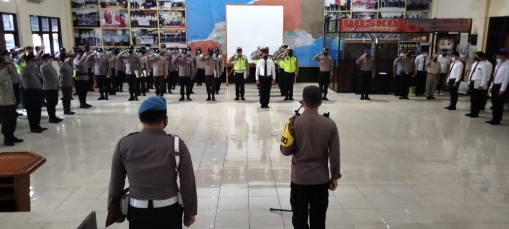 Foto Kapolres Minahasa Selatan AKBP S. Norman Sitindaon, SIK saat pimpin Apel