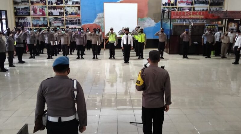 Foto Kapolres Minahasa Selatan AKBP S. Norman Sitindaon, SIK saat pimpin Apel