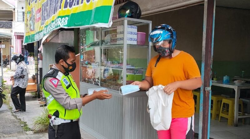 Foto Unit Dikyasa Lantas saat bagikan masker