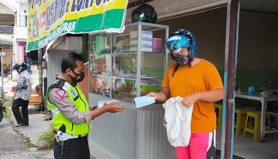 Foto Unit Dikyasa Lantas saat bagikan masker