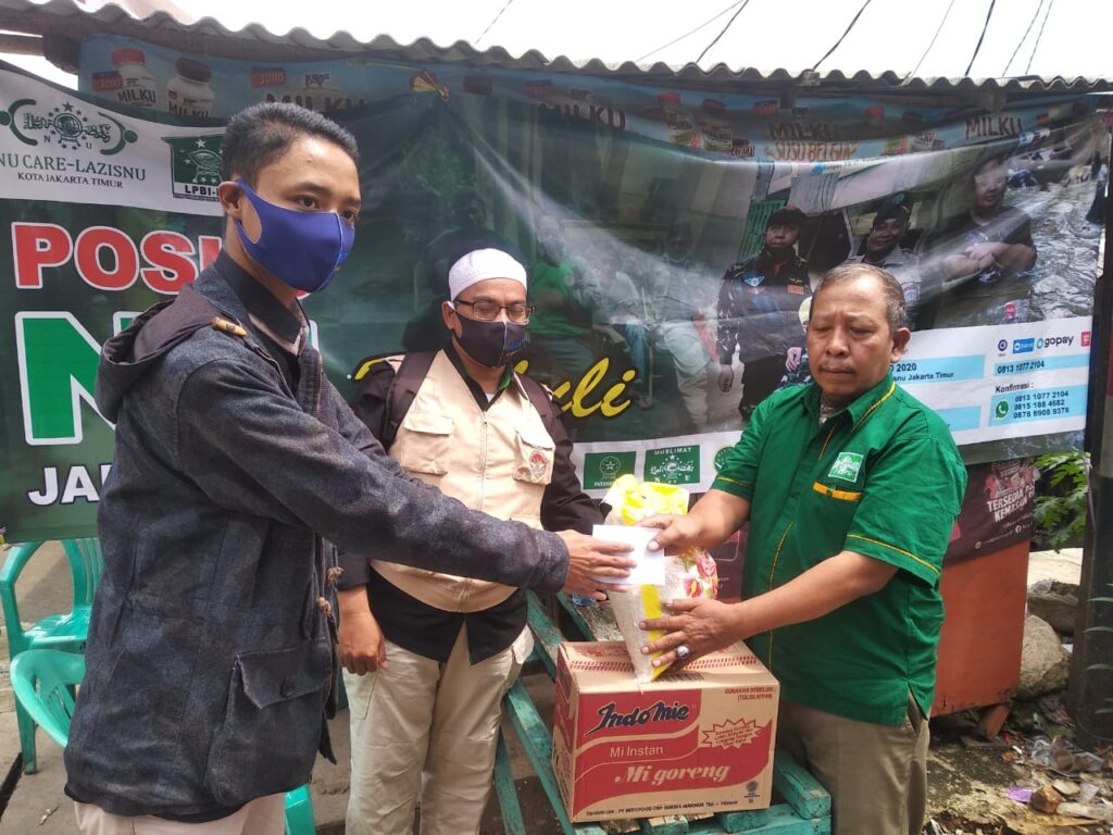 Foto Perhimpunan Advokat Indonesia (PERADI) Perjuangan DPD DKI Jakarta melalui NU Peduli menyalurkan bantuan untuk korban banjir
