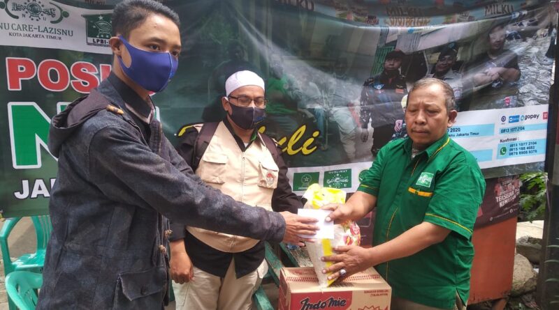 Foto Perhimpunan Advokat Indonesia (PERADI) Perjuangan DPD DKI Jakarta melalui NU Peduli menyalurkan bantuan untuk korban banjir