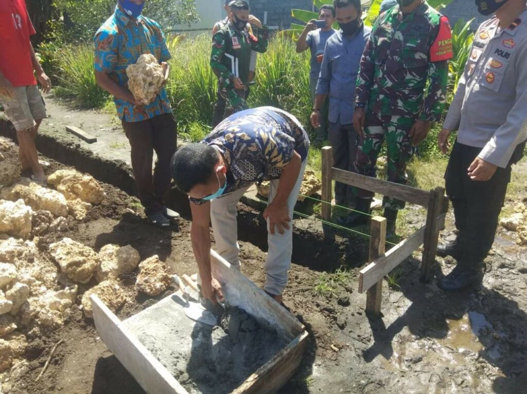 Foto Camat Morotai selatan saat peletakan batu pertama