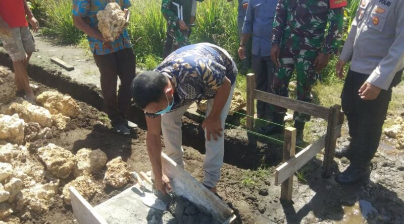Foto Camat Morotai selatan saat peletakan batu pertama
