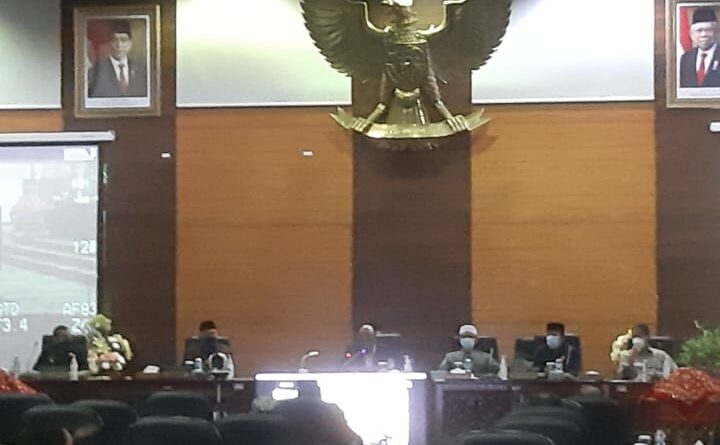 Foto suasana rapat yang diadakan