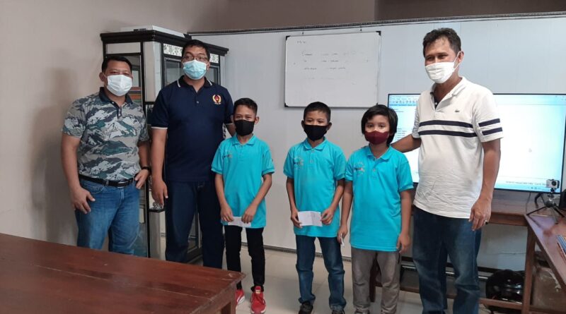 Foto ketiga juara dan panitia yang bersangkutan