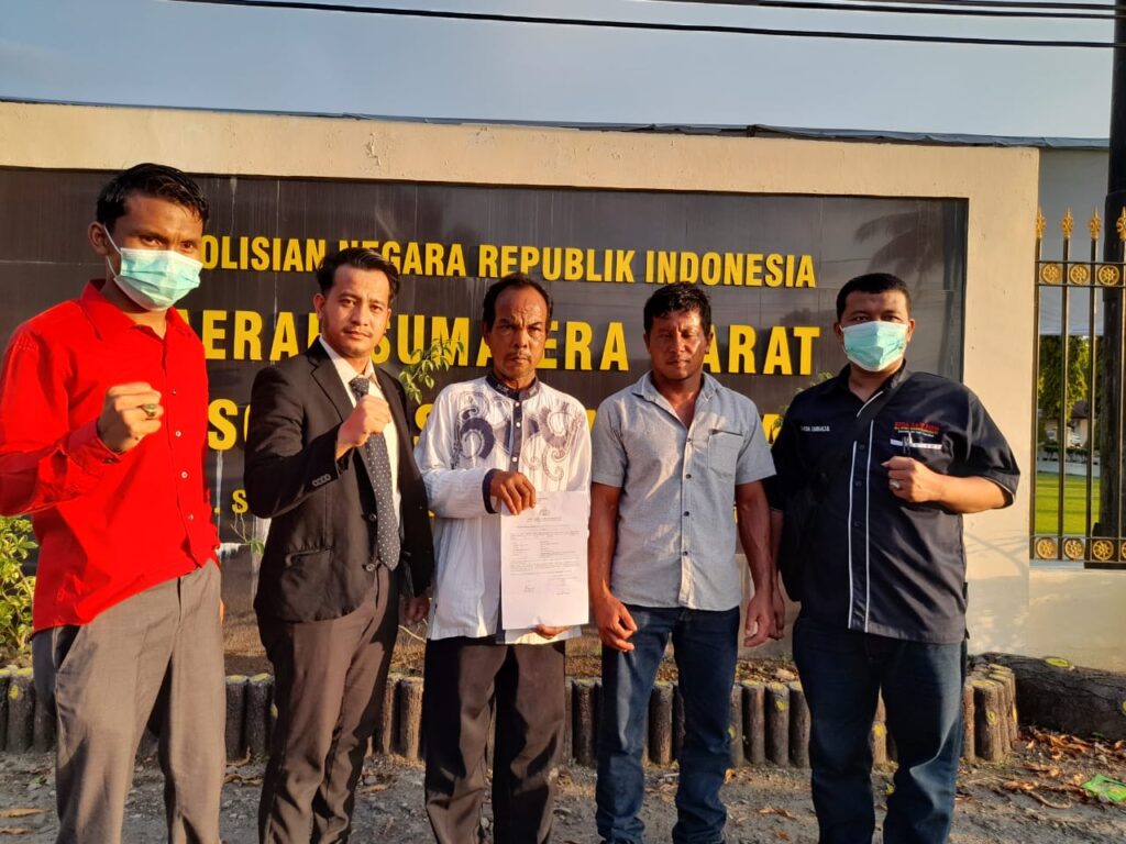 Foto Anggota Koperasi Serba Usaha Serumpun (KSU-S) dan kuasa hukum dari kantor EPZA