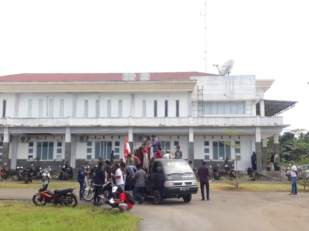 Foto saat News*-Aliansi Mahasiswa Peduli Kampus (AMPK) lakukan aksi demonstrasi