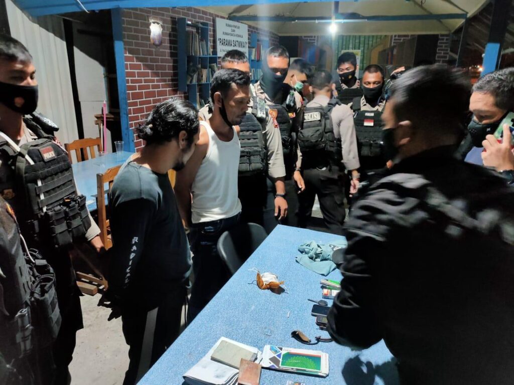 Foto Ditsamapta Polda Kalteng dan pria yang membawa sabu