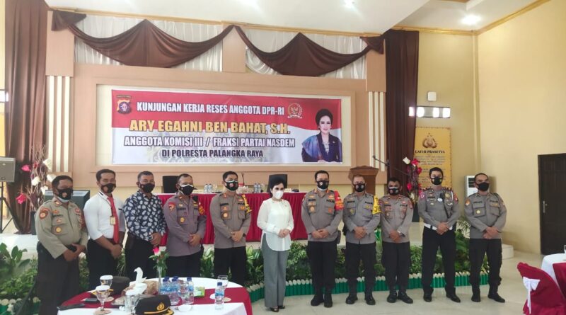 Foto Anggota Komisi III DPR-RI dan personil Polresta Palangka Raya