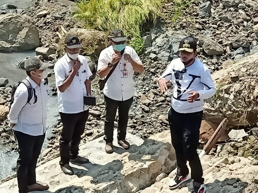 Foto Wakil bupati nias barat sekaligus Bupati terpilih Periode 2021-2025 Khenoki Waruwu bersama Kepala dinas PUPR Nias Barat