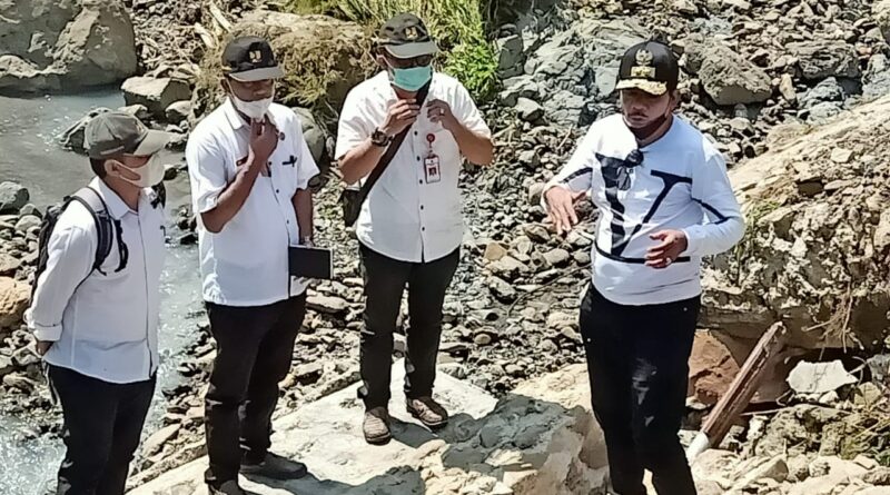 Foto Wakil bupati nias barat sekaligus Bupati terpilih Periode 2021-2025 Khenoki Waruwu bersama Kepala dinas PUPR Nias Barat