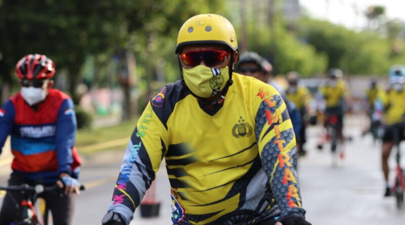 Foto Kapolda Kalteng Irjen. Pol. Dr. Dedi Prasetyo, dan Kepala BNN Provinsi Kalteng Brigjen Pol. Drs. Edi Suwasono, M.M., bersama seluruh Pejabat Utama sedang bersepeda