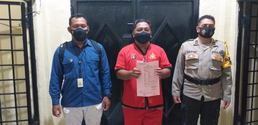 Foto Ditreskrimum Polda Kalteng mengamankan Frans Ever Kilat (48)