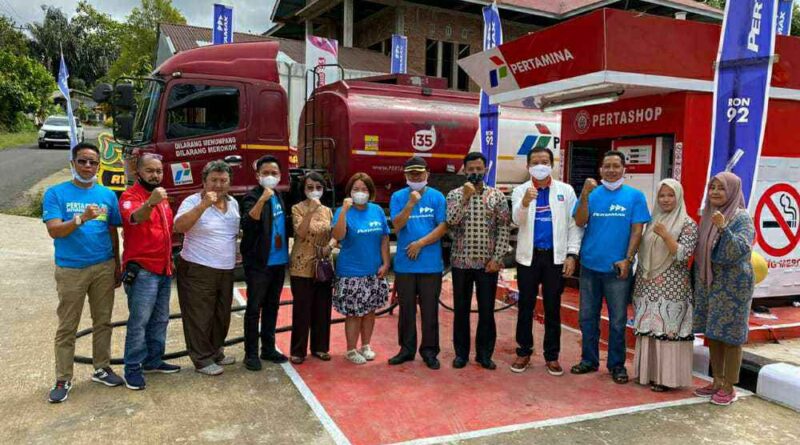 Foto bersama didepan PerthaShop