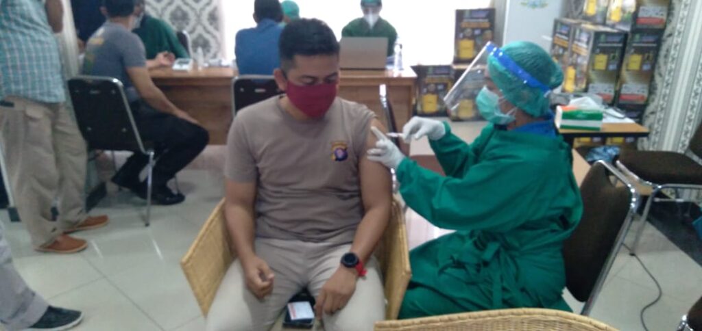 Foto suasana pemberian vaksin pada salah satu personil polresta Palangka Raya