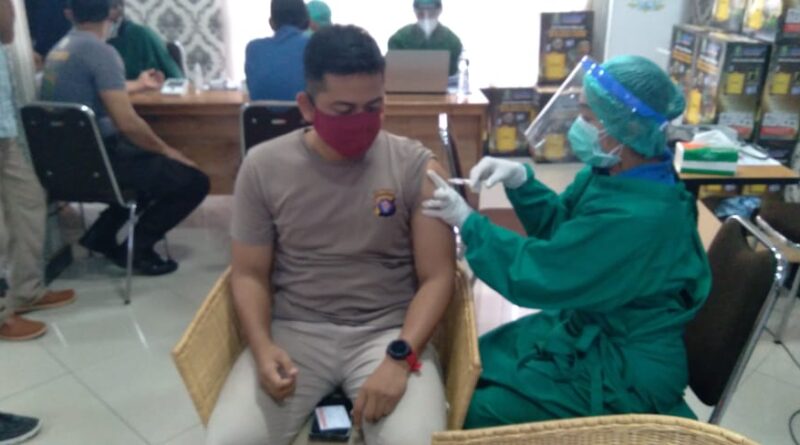 Foto suasana pemberian vaksin pada salah satu personil polresta Palangka Raya