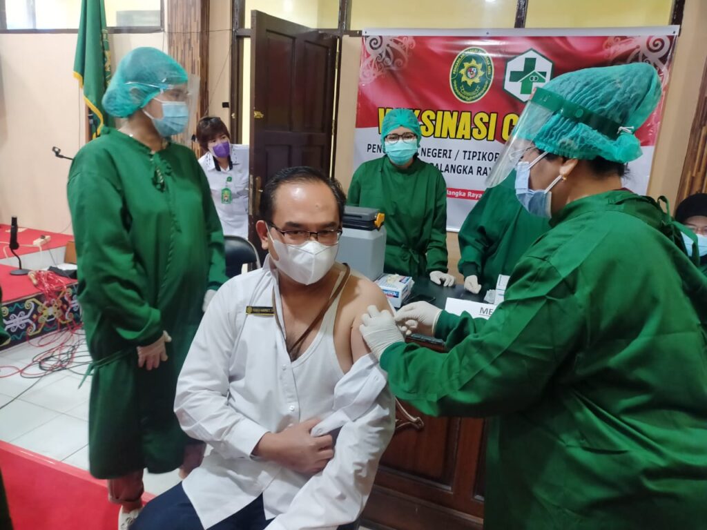 Foto suasanan vaksinasi yang dilakukan di PN Palangka Raya