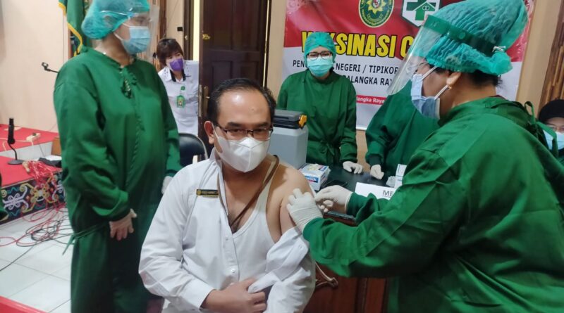 Foto suasanan vaksinasi yang dilakukan di PN Palangka Raya