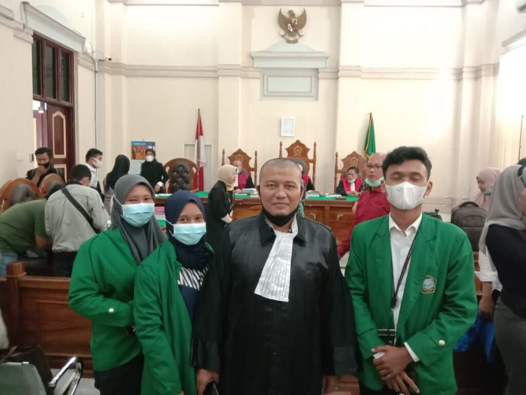 Foto mahasiswa magang dan pimpinan kantor EPZA saat hadiri persidangan