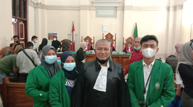 Foto mahasiswa magang dan pimpinan kantor EPZA saat hadiri persidangan