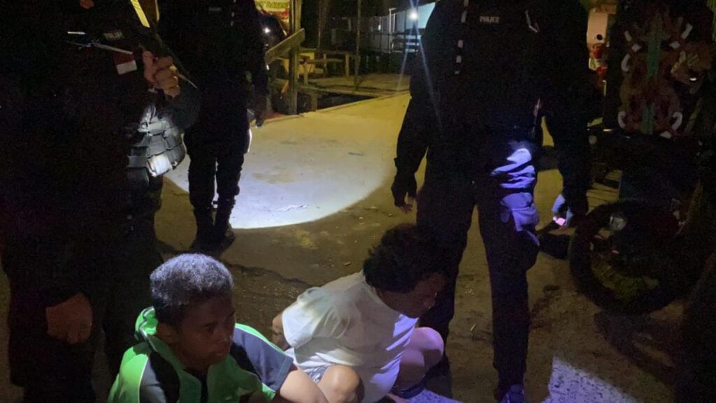 Foto suasana peringkusan pemuda pembawa sabu
