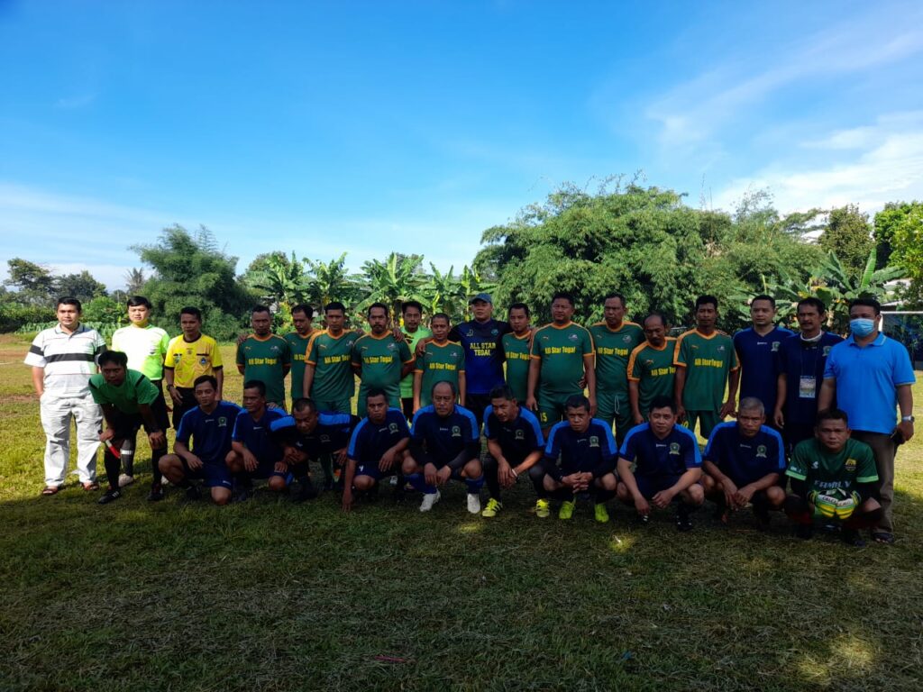 Foto peserta sepak bola di desa Tegal