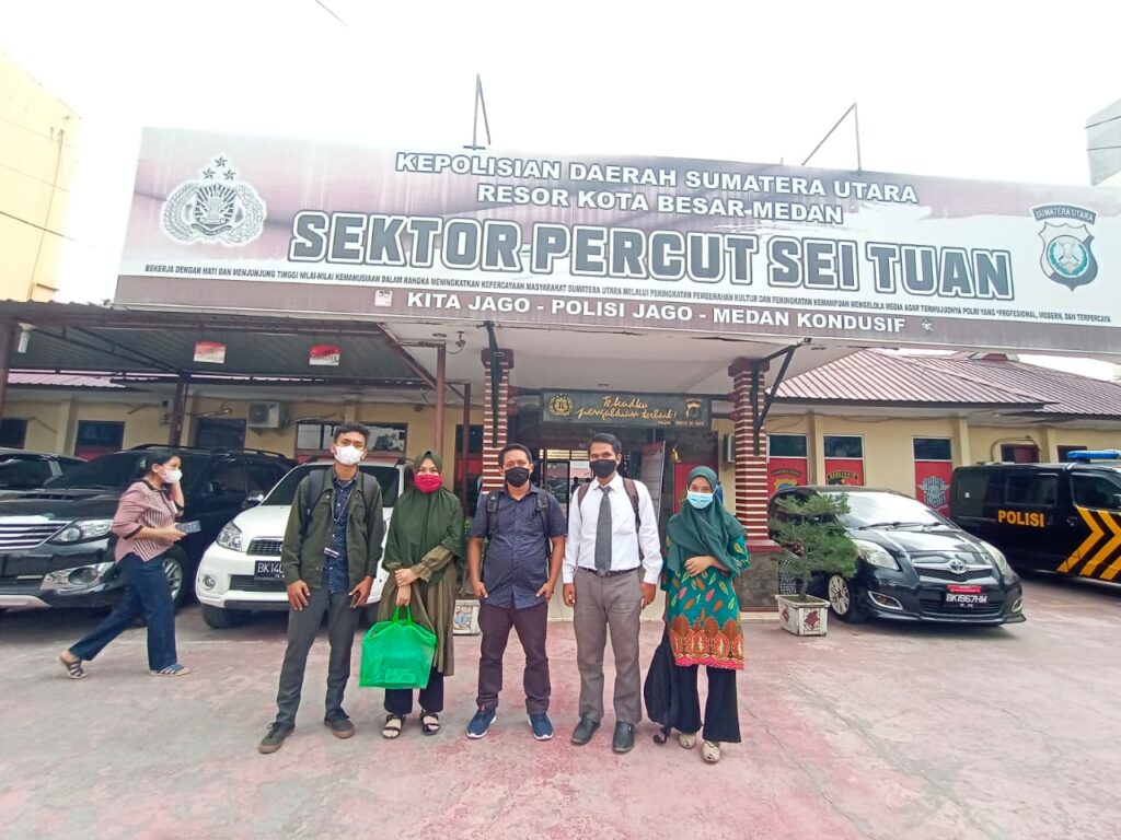 Foto bersama Ronald dan kliennya didepan Polsek Percut Sei Tuan
