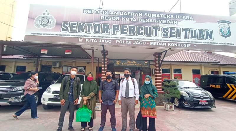 Foto bersama Ronald dan kliennya didepan Polsek Percut Sei Tuan