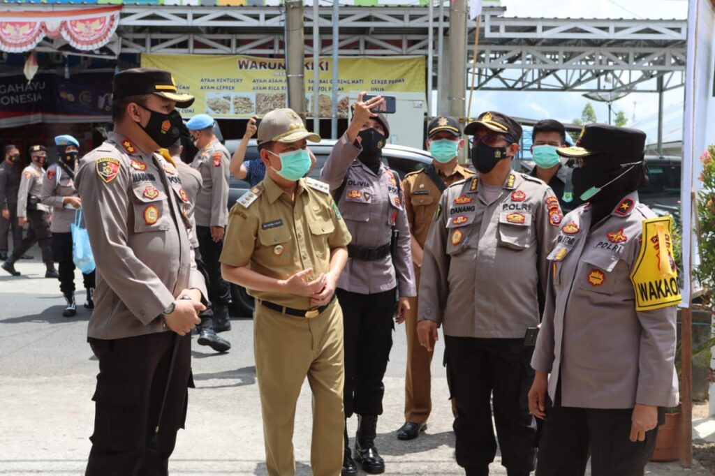 Foto suasana Wakapolda Kalteng Cek Posko PPKM