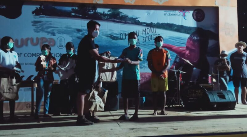 Foto suasana saat pemberian hadiah