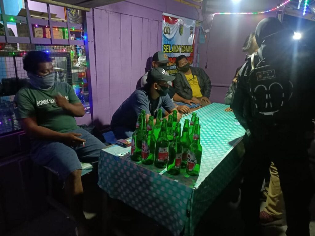 Foto barang bukti Miras dan pengunjung yang diamankan