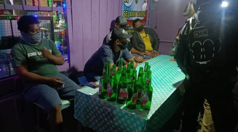 Foto barang bukti Miras dan pengunjung yang diamankan