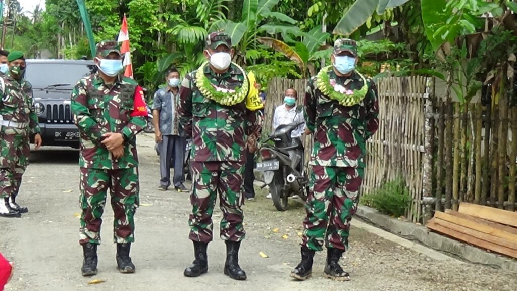 Foto Ketua Tim Wasev TMMD Ke 110/2021 Kodim 0213/Nias saat turun kejalan