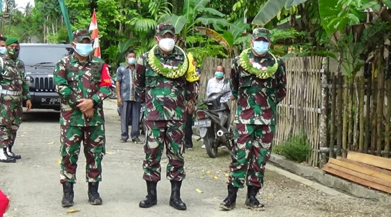 Foto Ketua Tim Wasev TMMD Ke 110/2021 Kodim 0213/Nias saat turun kejalan