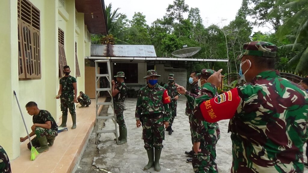 Foto suasana pengecatan rumah ibadah