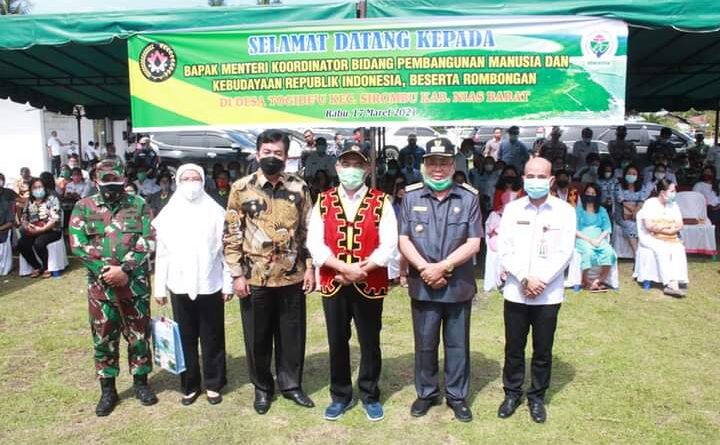 Foto Menko PMK dan Bupati Nias Barat