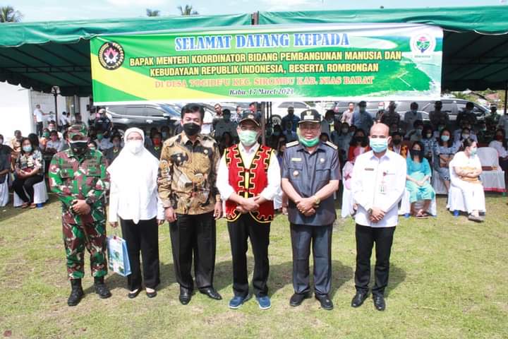 Foto Menko PMK dan Bupati Nias Barat