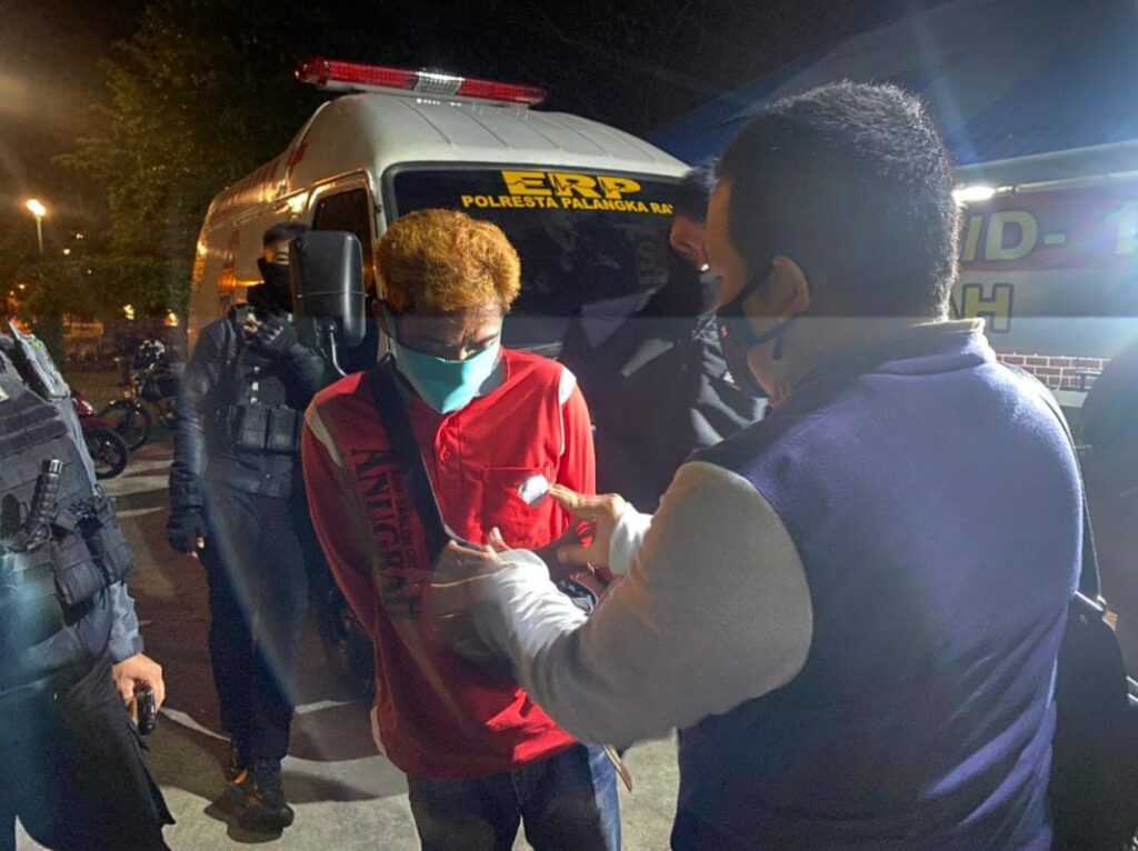 Foto pria yang mabuk miras yang berhasil diamankan