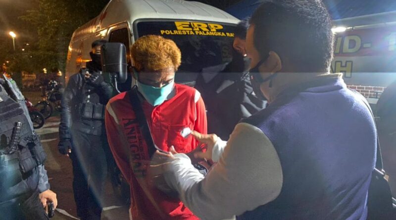 Foto pria yang mabuk miras yang berhasil diamankan