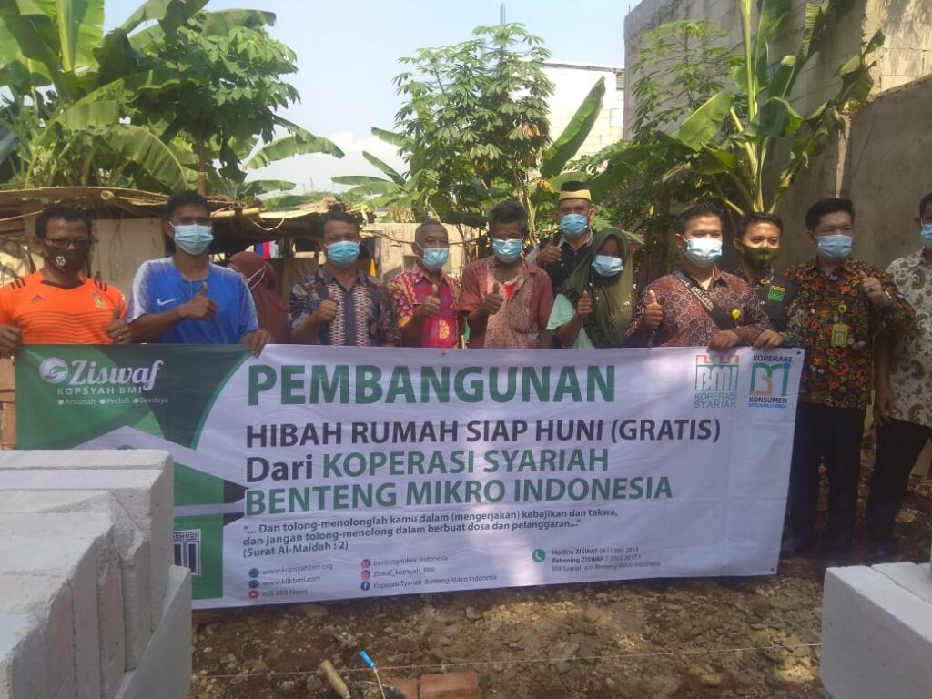 Foto bersama warga dan penyelenggara pemberian hibah rumah