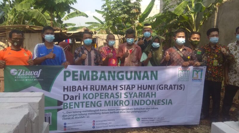 Foto bersama warga dan penyelenggara pemberian hibah rumah