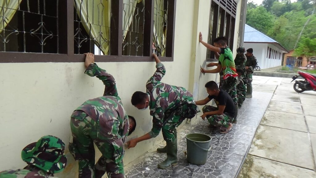 Foto Satgas TMMD Ke 110 Kodim 0213/Nias saat cat rumah ibadah