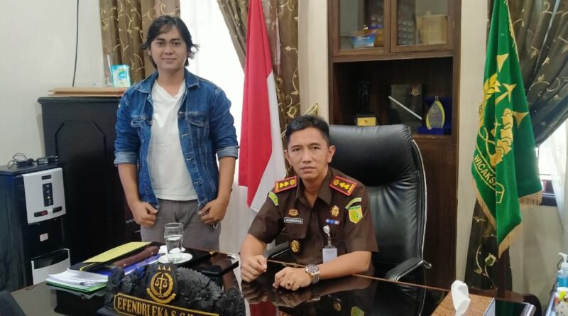 Foto Efendri Eka S.,S.H.,M.H saat ditemui diruangannya