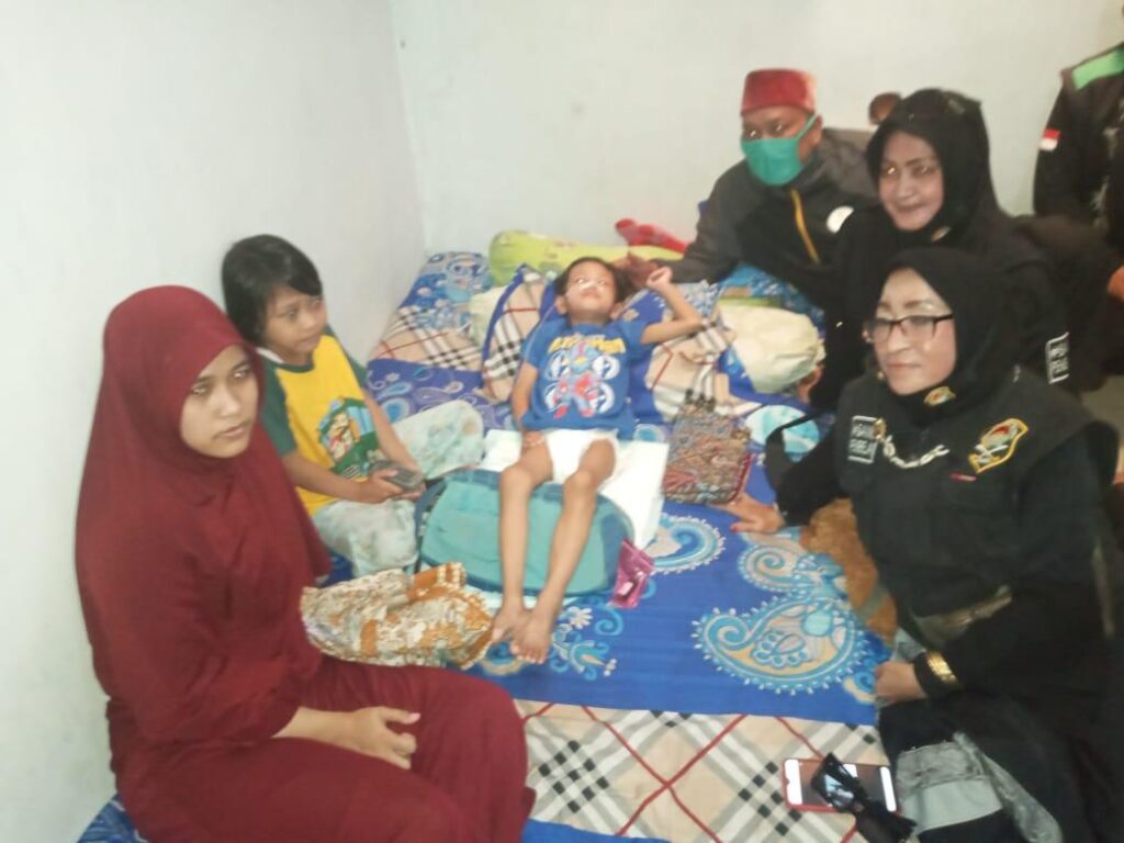 Foto kebersamaan antara keluarga pasien dan tim kolaborasi